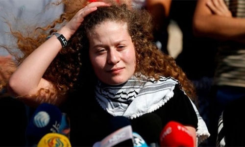 La joven Ahed Tamimi, icono de protesta palestina, sale de prisión